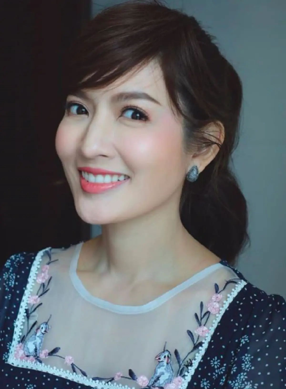 ส่องลุคสดใสของ “แอฟ ทักษอร” ที่ดูหน้าเด็กขึ้นทุกวัน