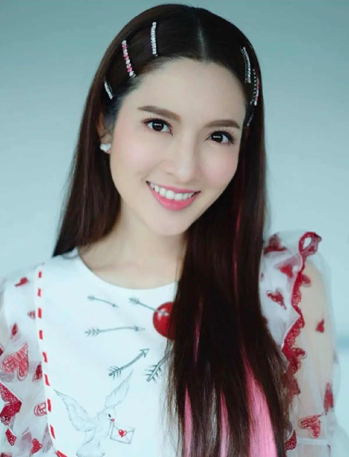 ส่องลุคสดใสของ “แอฟ ทักษอร” ที่ดูหน้าเด็กขึ้นทุกวัน