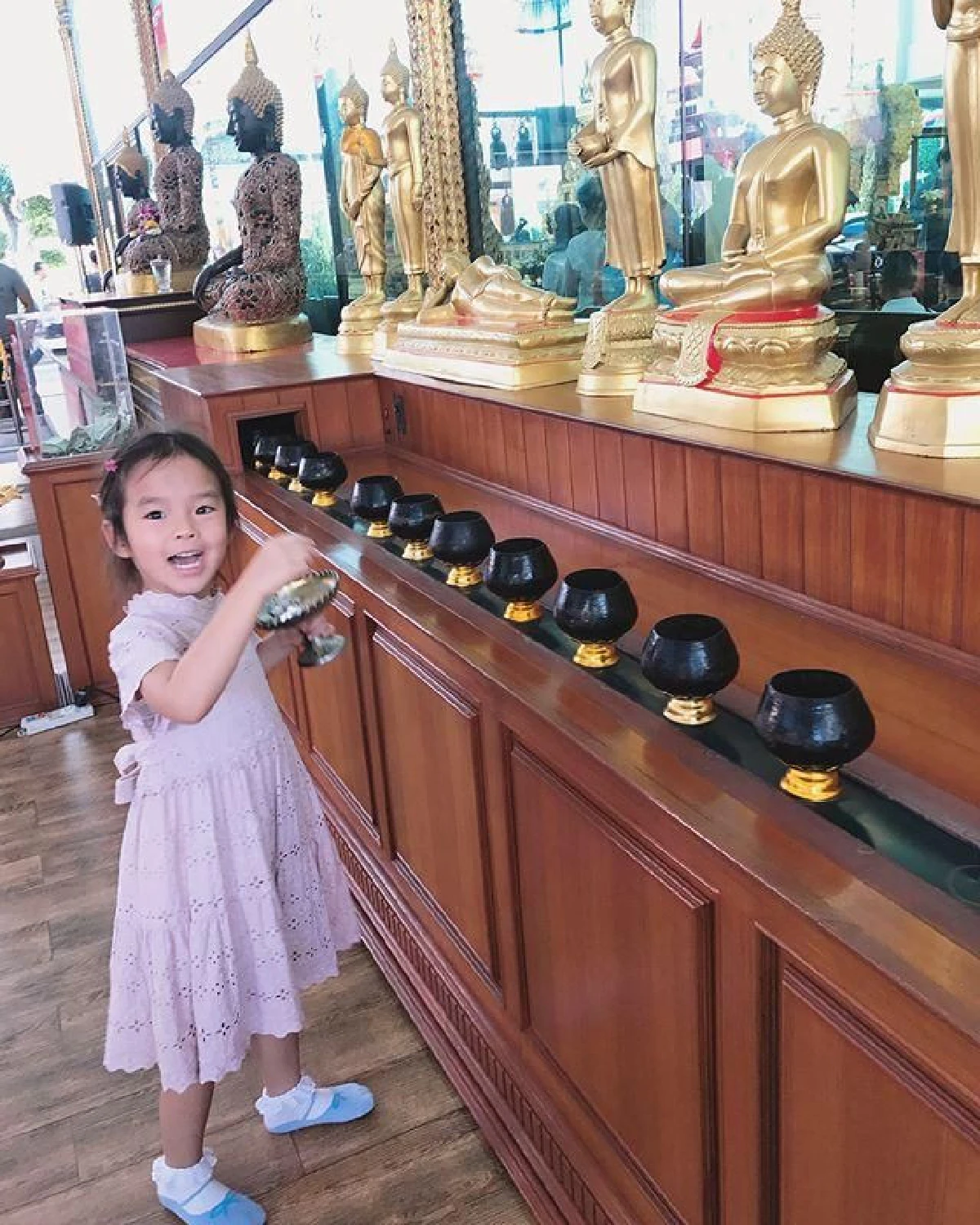 "แอฟ ทักษอร" เผย "น้องปีใหม่" ชวนแม่เข้าวัดแต่เช้า แถมยังอ่านบทสวดเอง พร้อมทั้งปล่อยโค