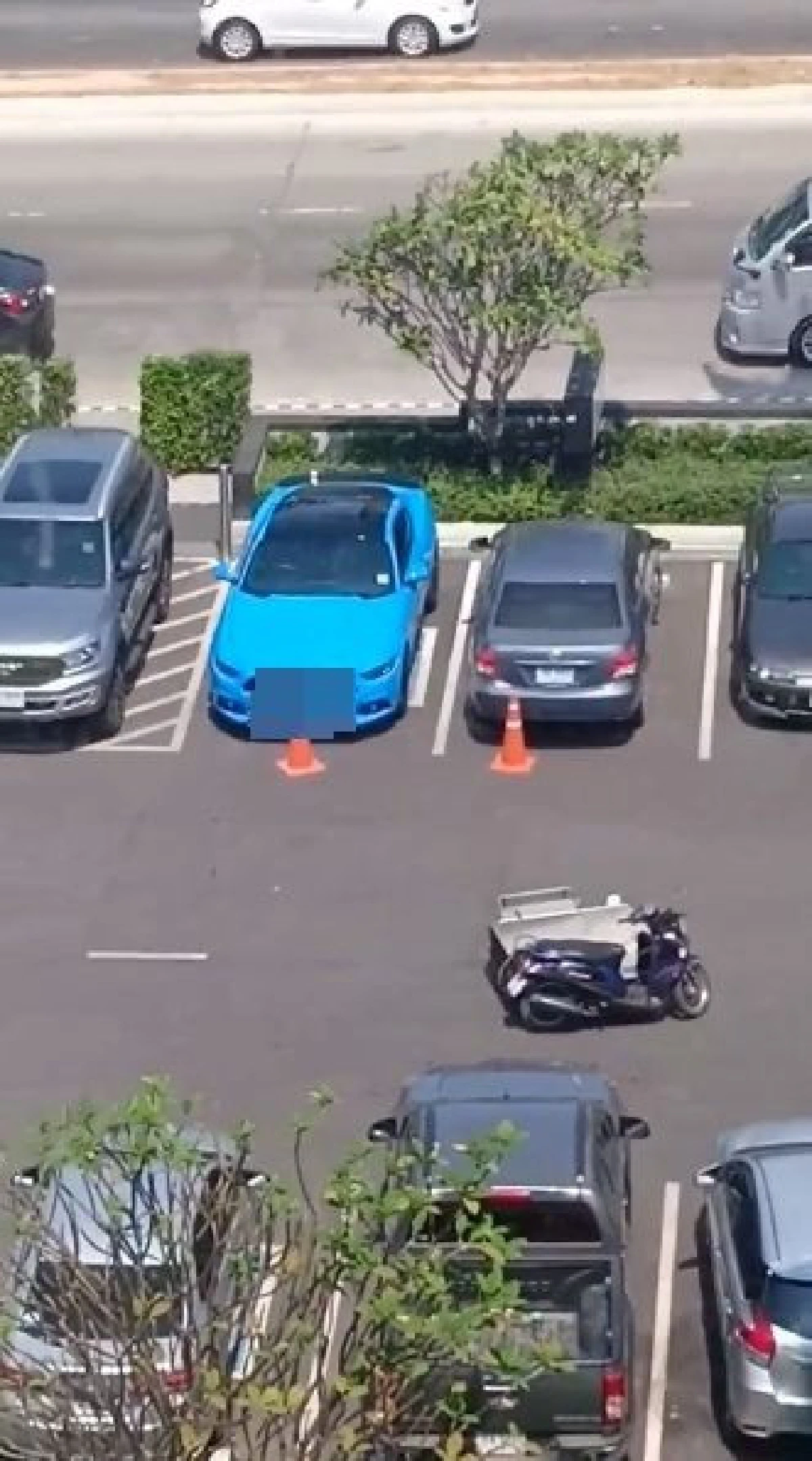 ไร้จิตสำนึก! ชาวเน็ตประณามหนุ่มรถหรู-แย่งที่จอดคนพิการ-เข็นรถทิ้งกลางลานจอด