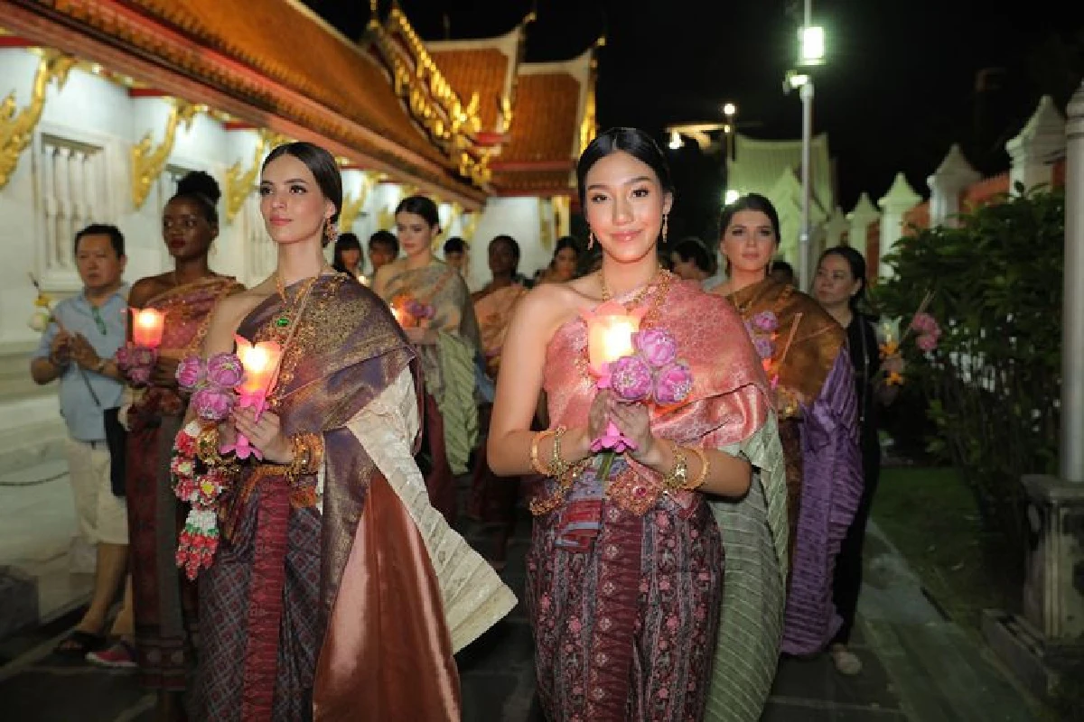 คณะสาวงามจากเวทีมิสเวิลด์ร่วมเวียนเทียนเนื่องในวันมาฆบูชา