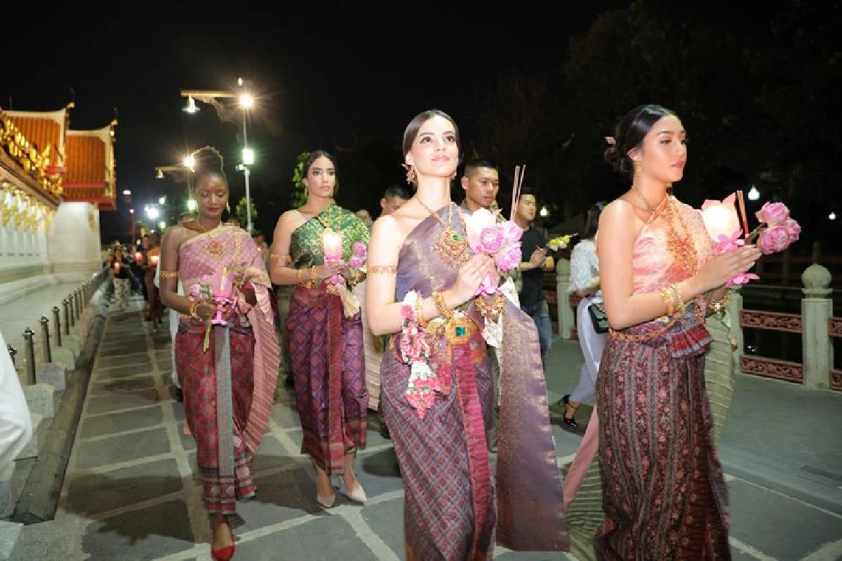 คณะสาวงามจากเวทีมิสเวิลด์ร่วมเวียนเทียนเนื่องในวันมาฆบูชา