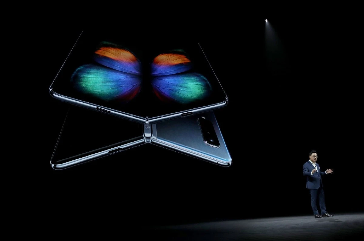 ซัมซุงเผยโฉม "Galaxy Fold" สมาร์ทโฟนจอพับได้ ราคา6.1หมื่นบาท