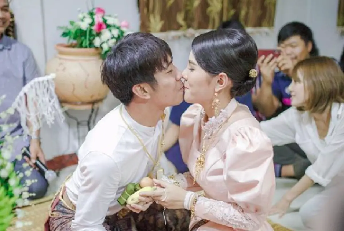 "ก้อง ห้วยไร่” แต่งแฟนสาว จัดงานในงบ 4 พันบาท "โน้ส อุดม” ร่วมเป็นประธาน