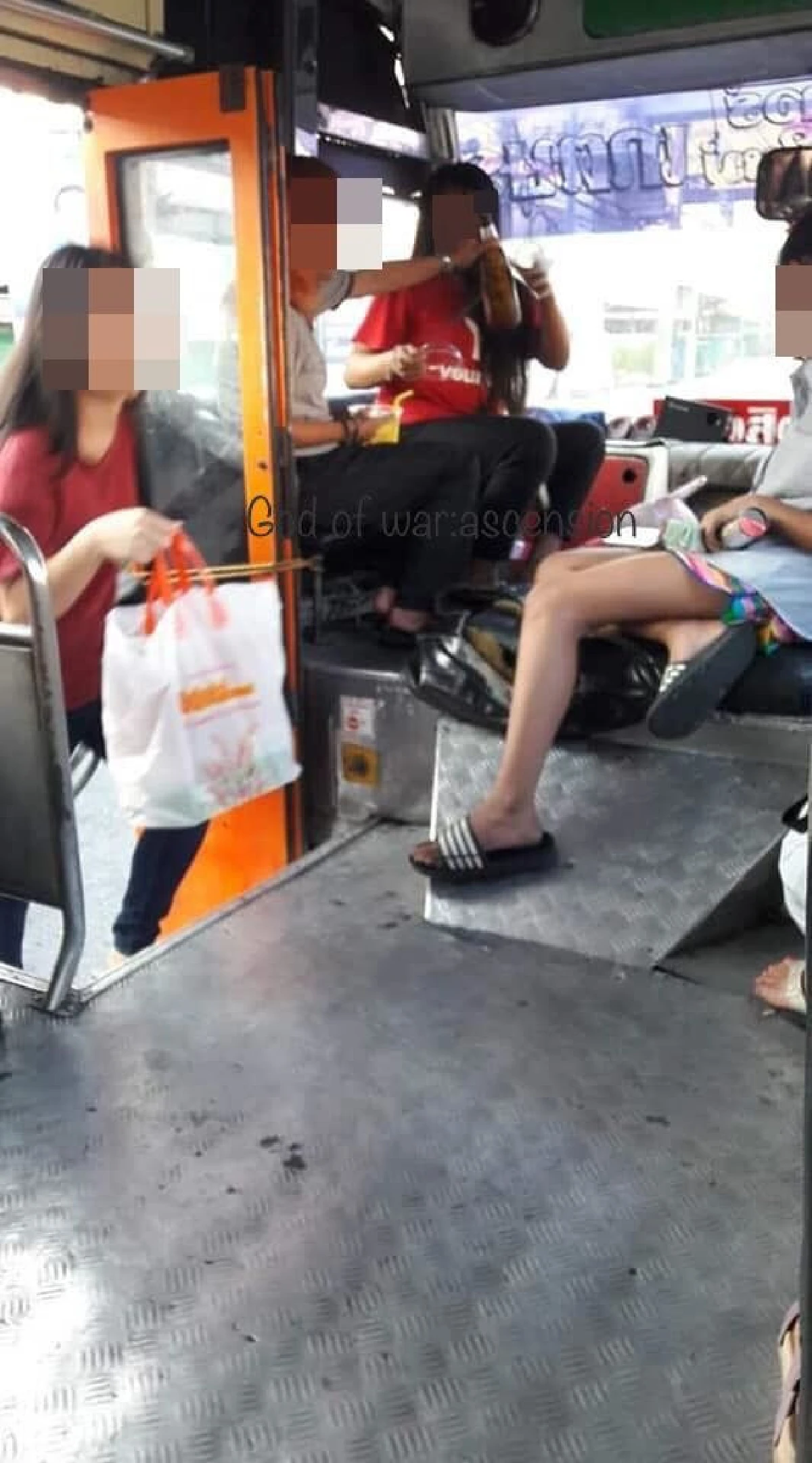 มินิบัสสายชิล! ตั้งวงกินเบียร์-ทำผู้โดยสารผวา