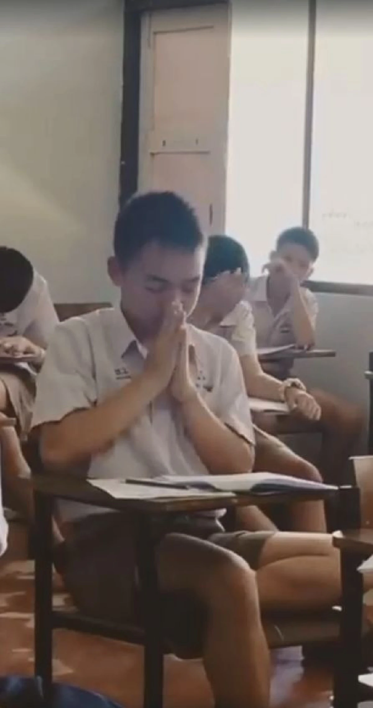 "น่าเอ็นดู" ชาวเน็ตแห่คลิปนร.ชายวิงวอนเทพแบบรวมมิตรก่อนทำข้อสอบ