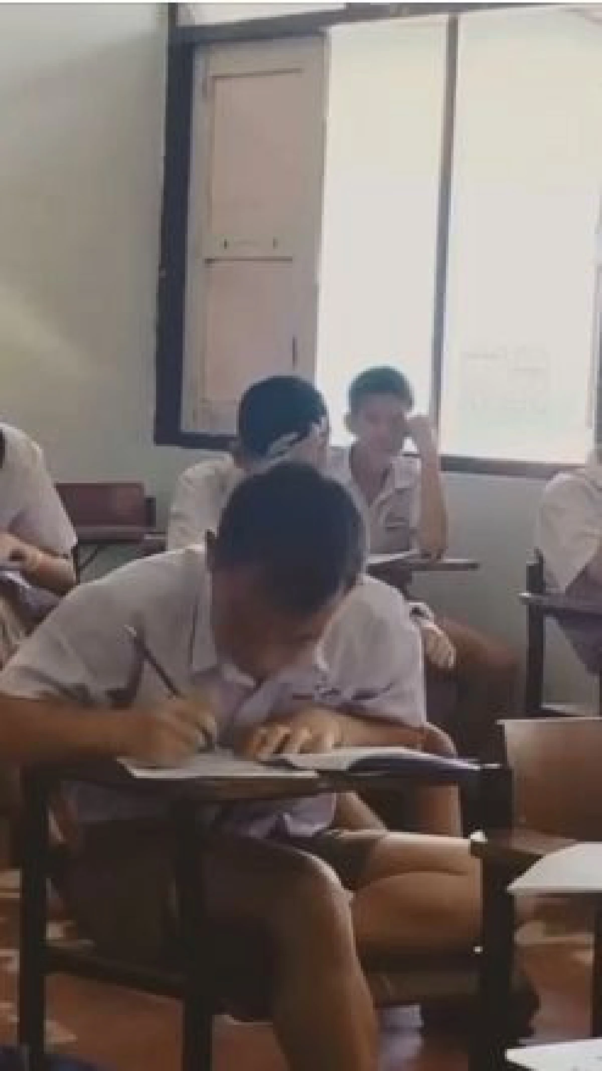 "น่าเอ็นดู" ชาวเน็ตแห่คลิปนร.ชายวิงวอนเทพแบบรวมมิตรก่อนทำข้อสอบ