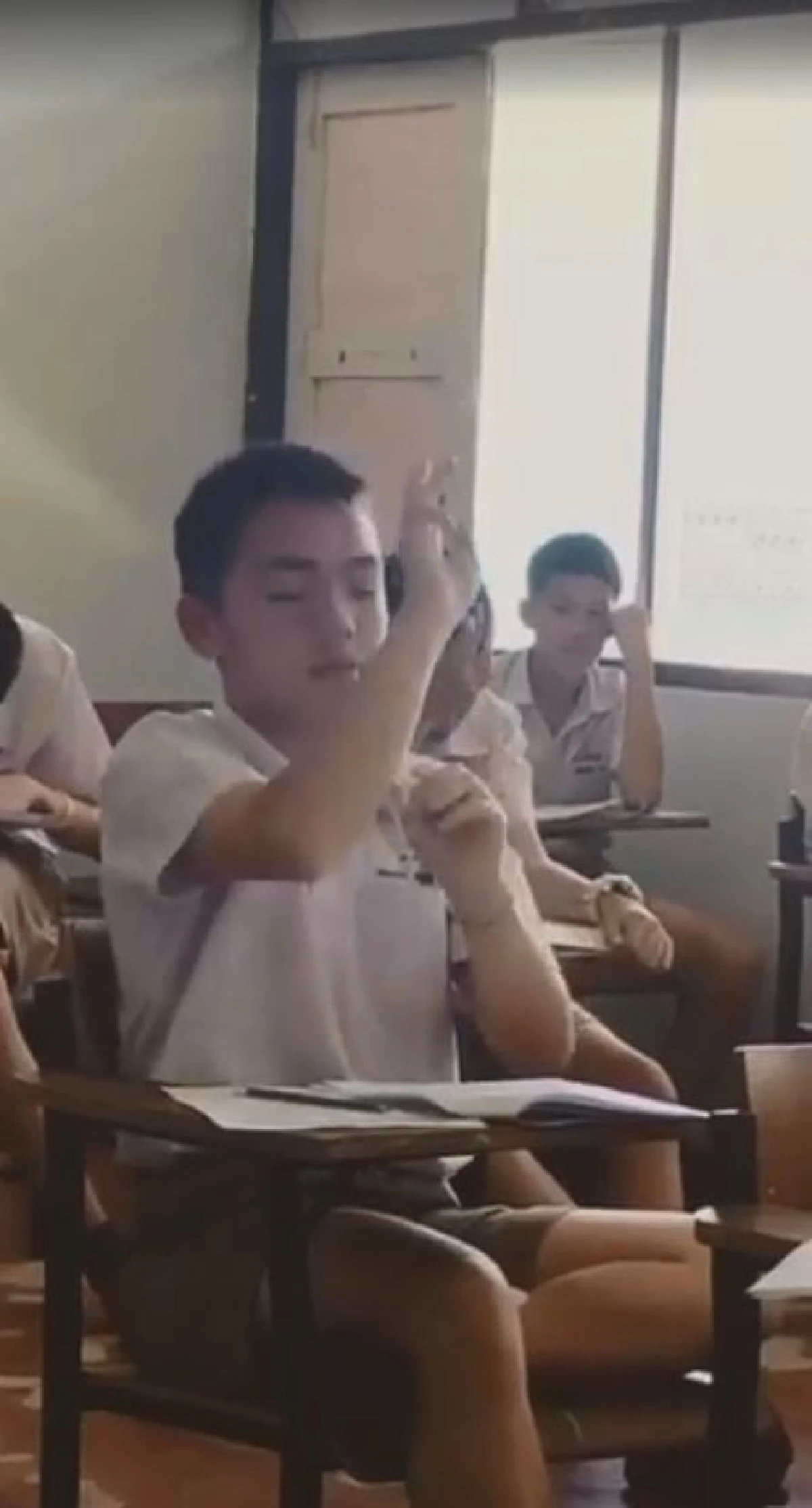 "น่าเอ็นดู" ชาวเน็ตแห่คลิปนร.ชายวิงวอนเทพแบบรวมมิตรก่อนทำข้อสอบ