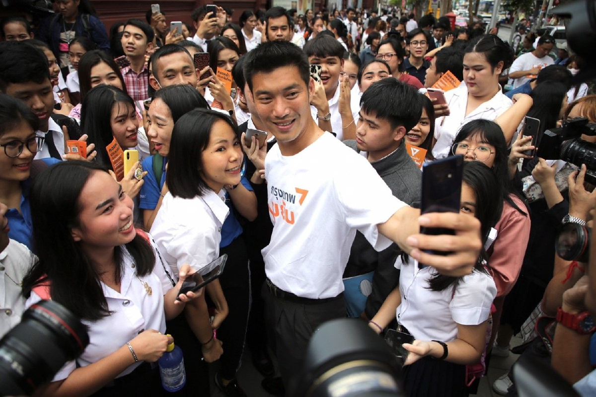 "ธนาธร"ชี้ 8 ปีไม่มีเลือกตั้ง ทำคนรุ่นใหม่ตื่นตัวการเมือง "ธนาธร"ชี้ 8 ปีไม่มีเลือกตั้ง ทำคนรุ่นใหม่ตื่นตัวการเมือง
