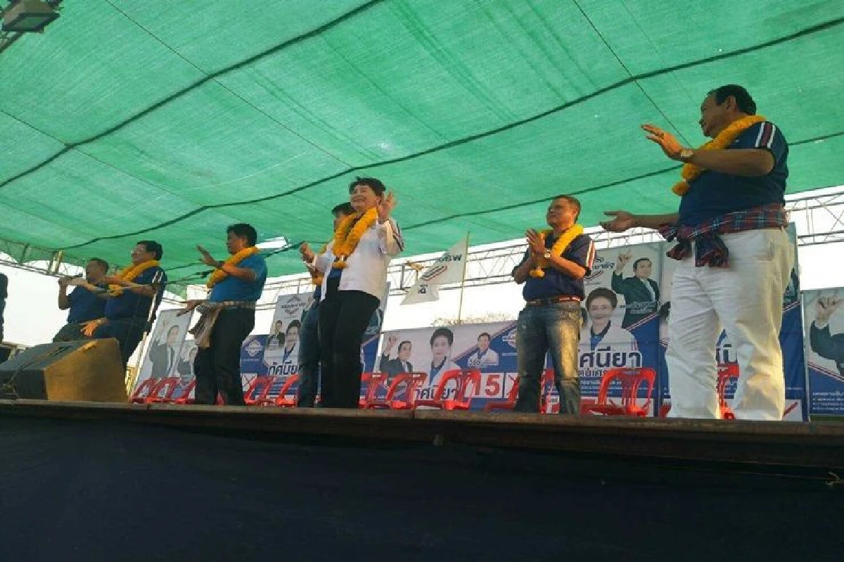 "สุวิทย์"ช่วย"ทัศนียา รัตนเศรษฐ"หาเสียงร่วมรำวงกับชาวโคราช