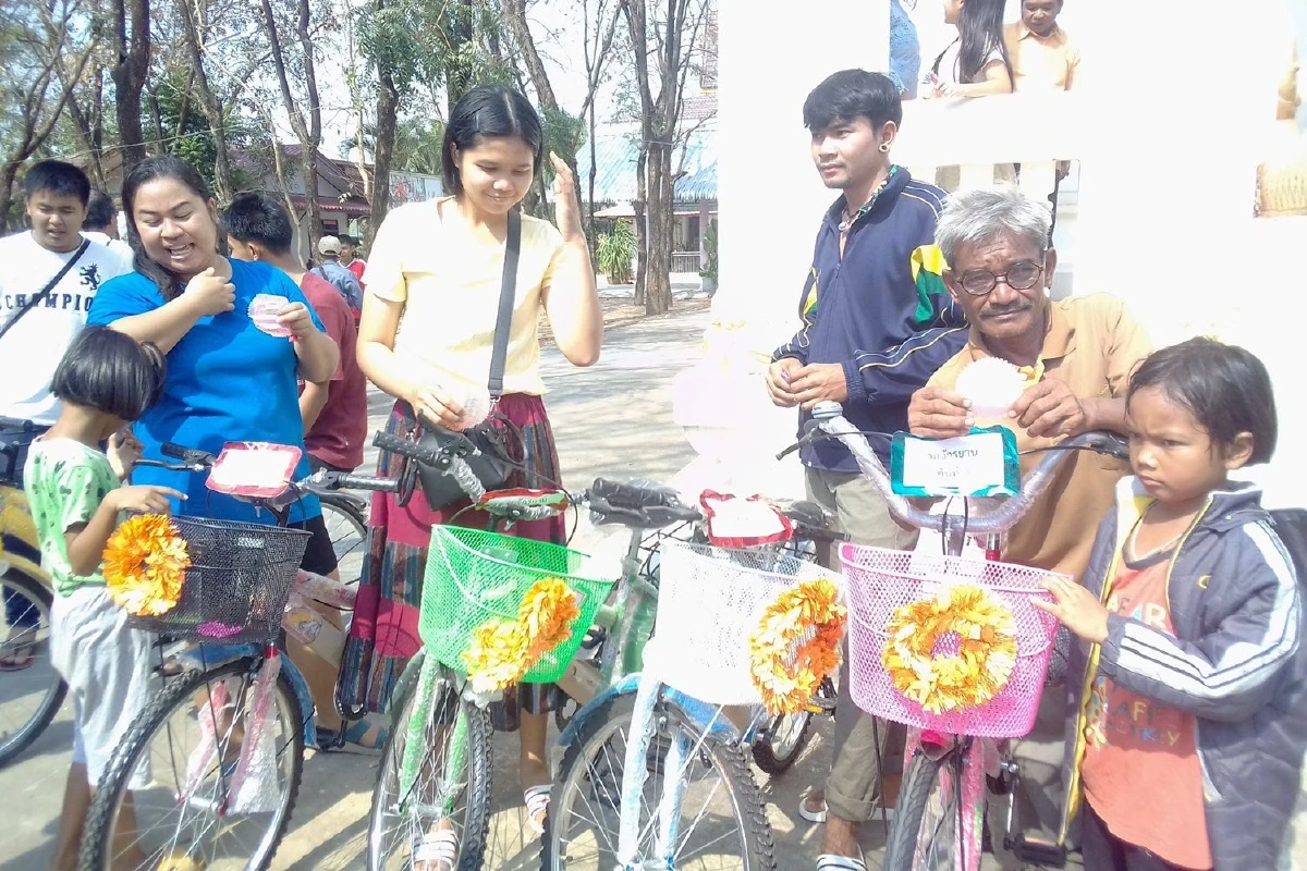 เจ้าของฟาร์มหมูบวชลูกชายใช้เงินนับแสนโปรยทานแถมมอบทีวีจักรยาน