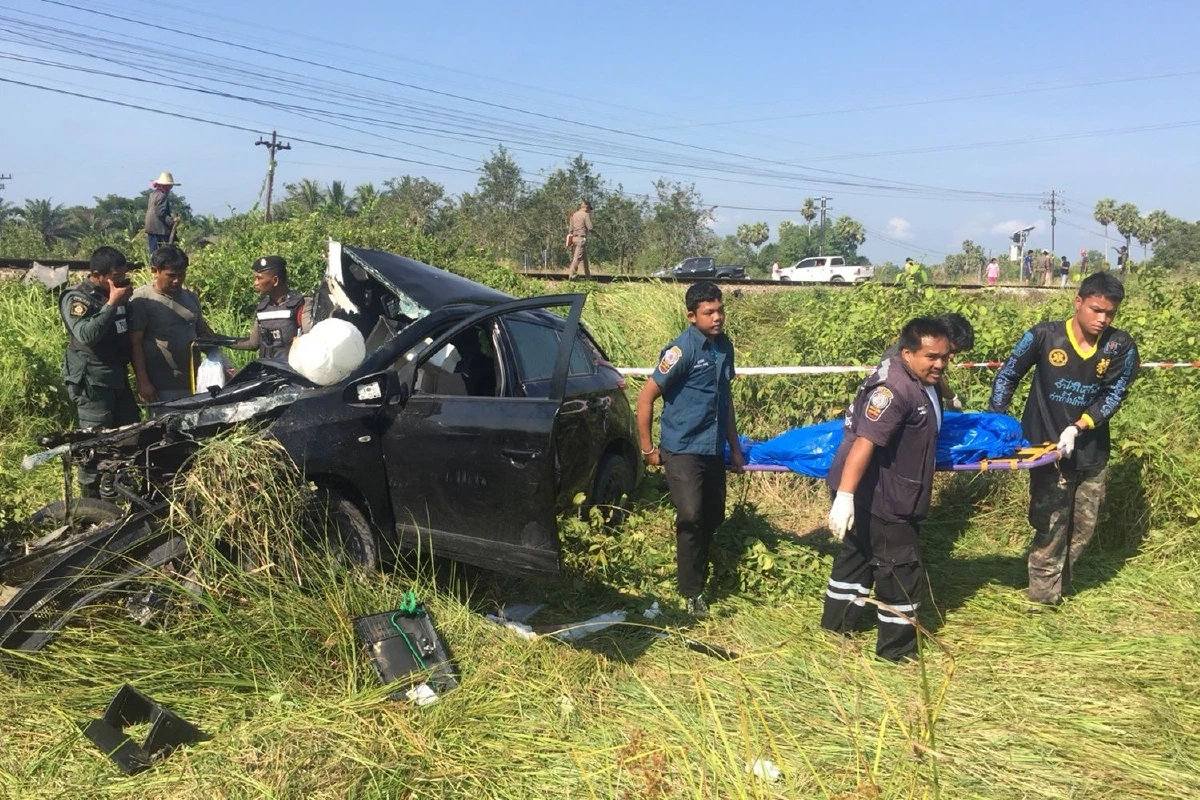 จุดตัดทางรถไฟไม่มีแผงกั้น!สปินเตอร์ชนเก๋งแม่ลูกดับ2ศพรอด1 