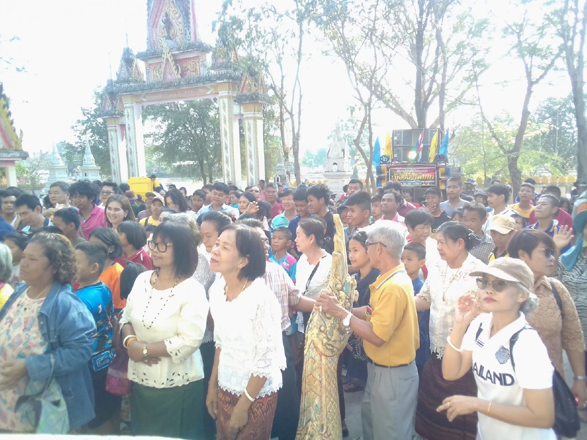 เจ้าของฟาร์มหมูบวชลูกชายใช้เงินนับแสนโปรยทานแถมมอบทีวีจักรยาน