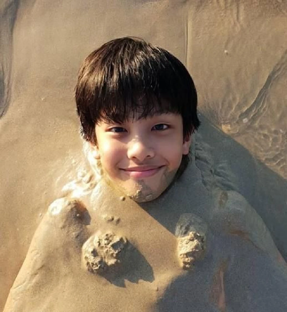 เคน ธีรเดช นำทีม น้องคุน-น้องจุน ประชันความหล่อทะลุทรายริมทะเลพังงา