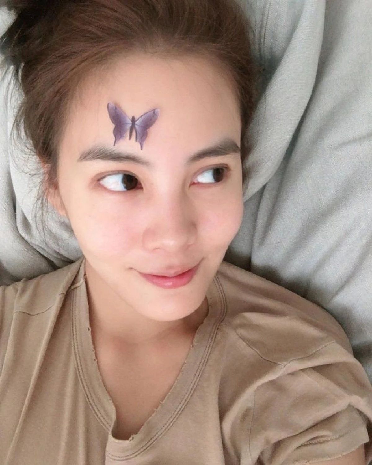 เจนี่ อวดหน้าสดสวยเป๊ะ! แฟนคลับโฟกัสคอเสื้อขาดเป็นรูใส่แล้วยังดูแพง