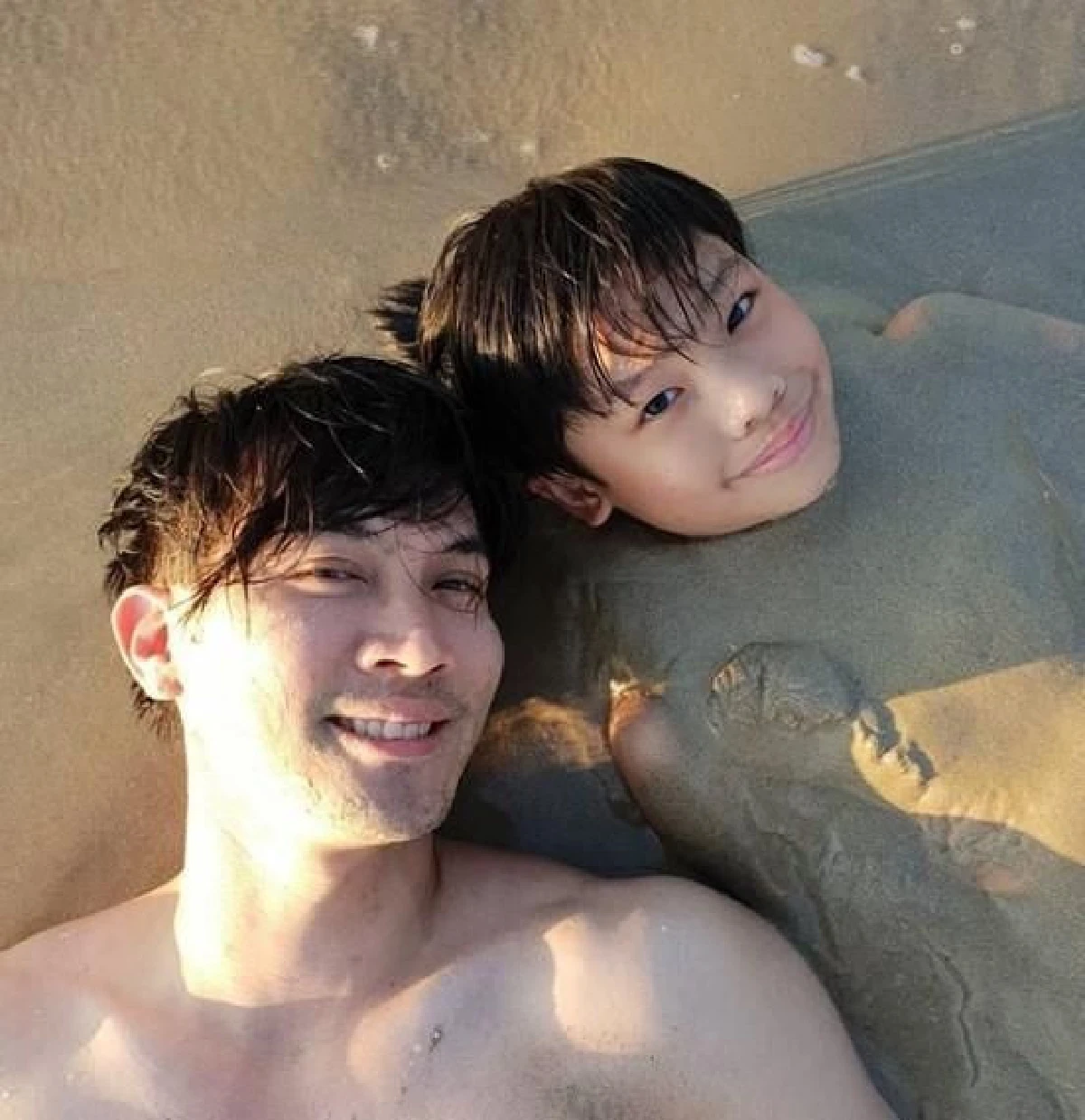 เคน ธีรเดช นำทีม น้องคุน-น้องจุน ประชันความหล่อทะลุทรายริมทะเลพังงา