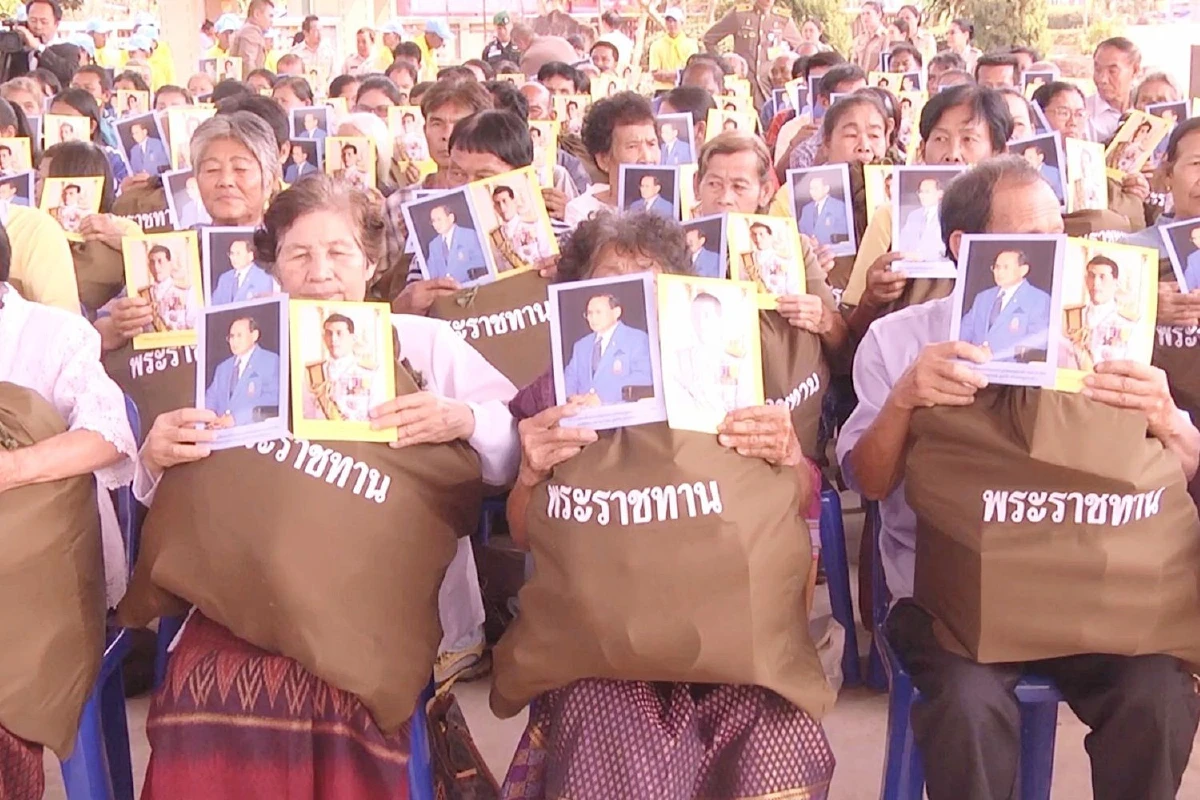 องมนตรีเชิญถุงพระราชทานมอบราษฎรประสบวาตภัยในพื้นที่สกลนคร