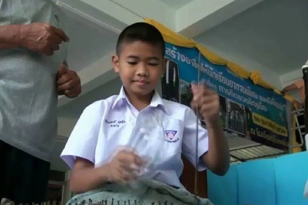 สุดยอด!9ขวบสมาธิสั้นตัดแแก้วด้วยมือสร้างรายได้เลี้ยงครอบครัว