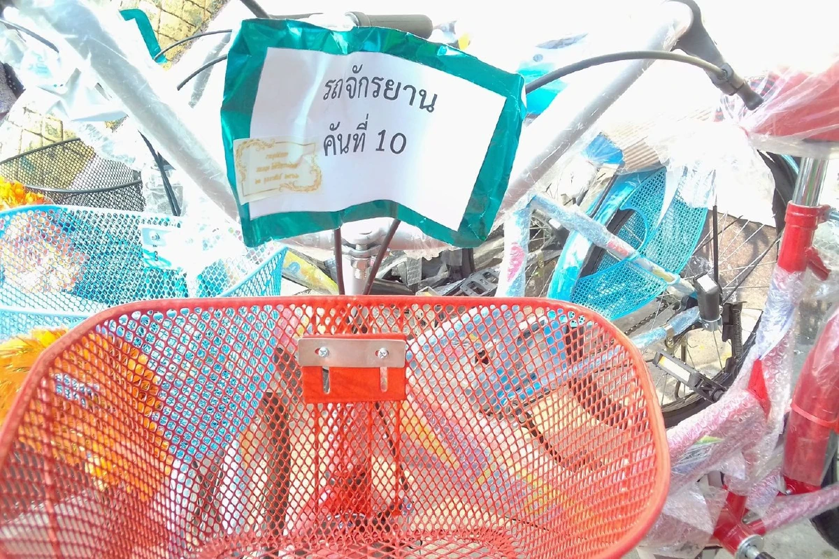 เจ้าของฟาร์มหมูบวชลูกชายใช้เงินนับแสนโปรยทานแถมมอบทีวีจักรยาน