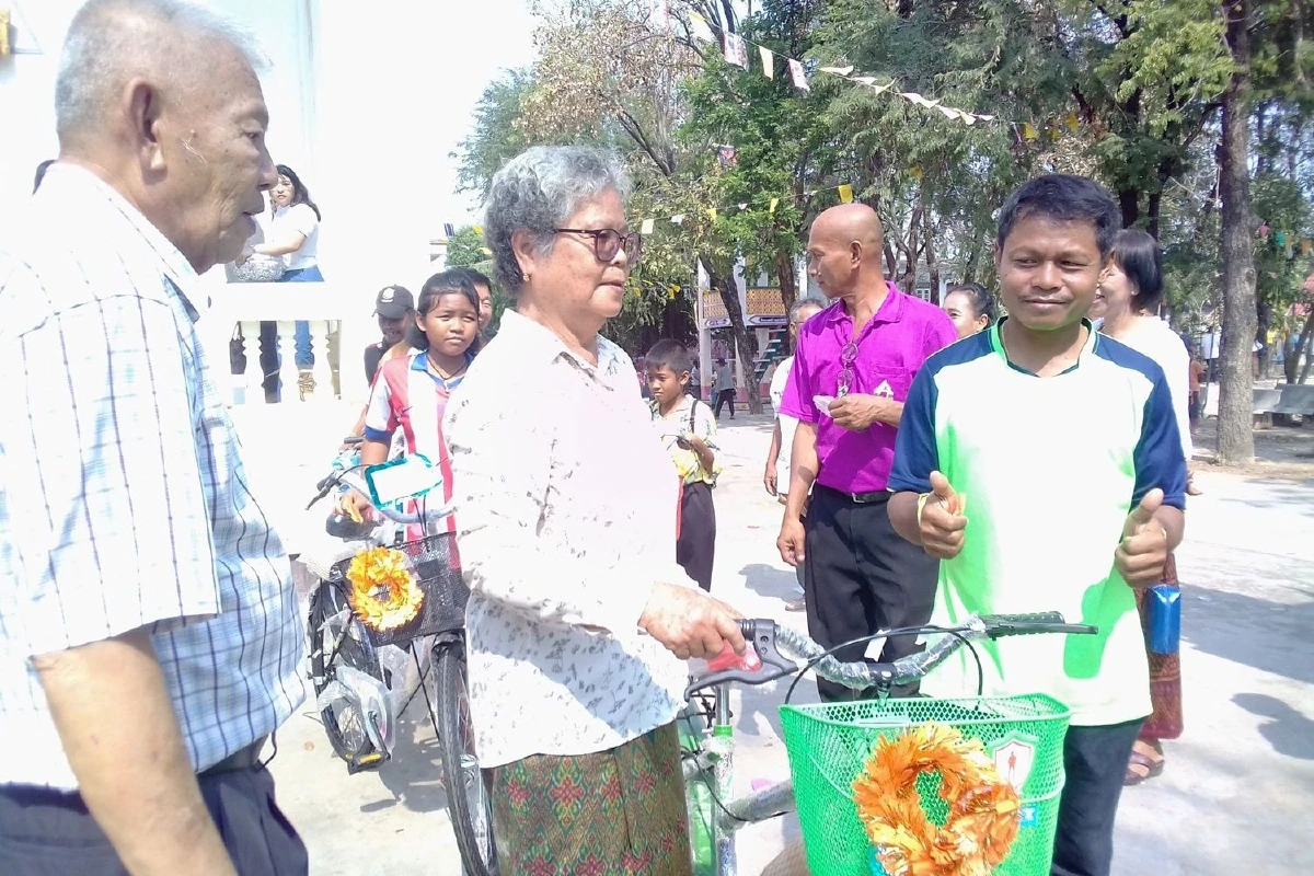 เจ้าของฟาร์มหมูบวชลูกชายใช้เงินนับแสนโปรยทานแถมมอบทีวีจักรยาน
