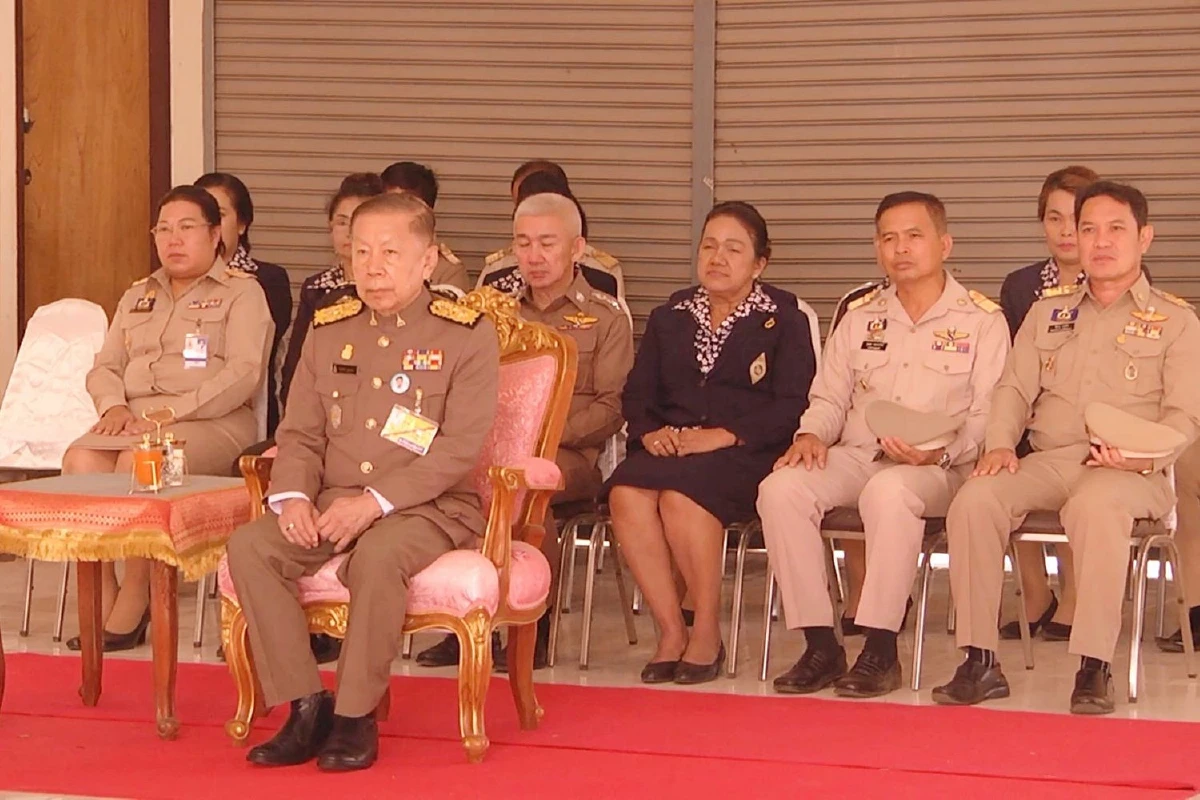 องมนตรีเชิญถุงพระราชทานมอบราษฎรประสบวาตภัยในพื้นที่สกลนคร