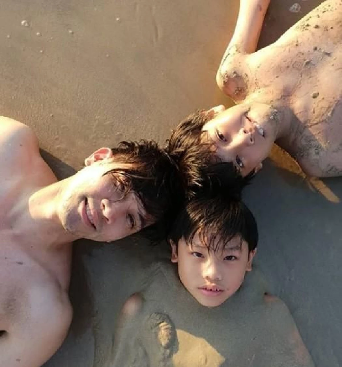 เคน ธีรเดช นำทีม น้องคุน-น้องจุน ประชันความหล่อทะลุทรายริมทะเลพังงา