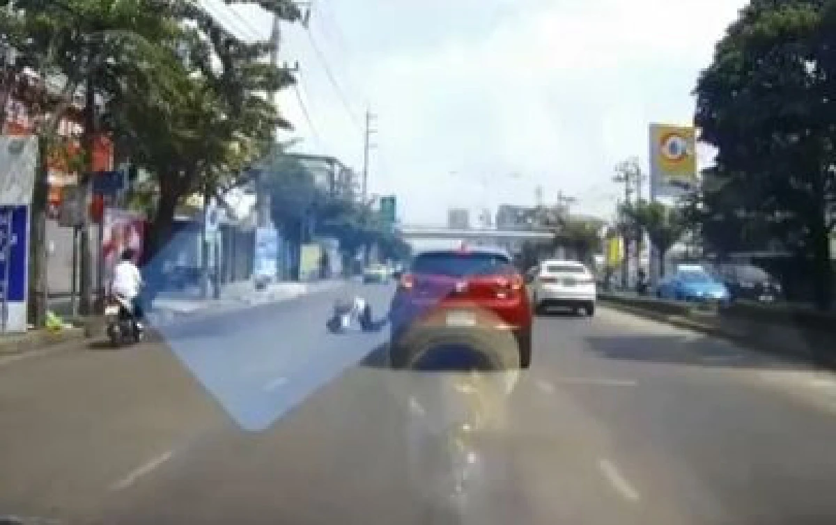 สายยกอีกแล้ว! หนุ่มโชว์ยกล้อชนกับมอเตอร์ไซค์ส่งแก๊สหวิดระเบิด