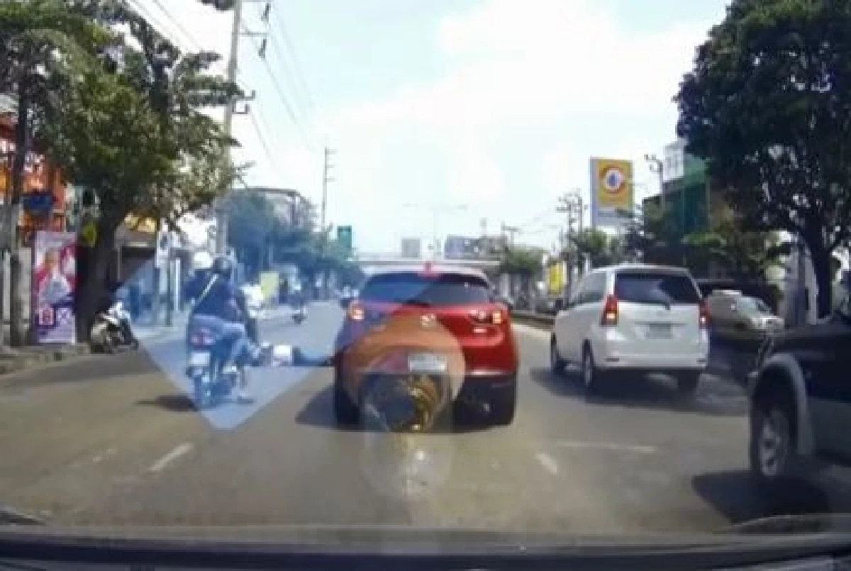 สายยกอีกแล้ว! หนุ่มโชว์ยกล้อชนกับมอเตอร์ไซค์ส่งแก๊สหวิดระเบิด