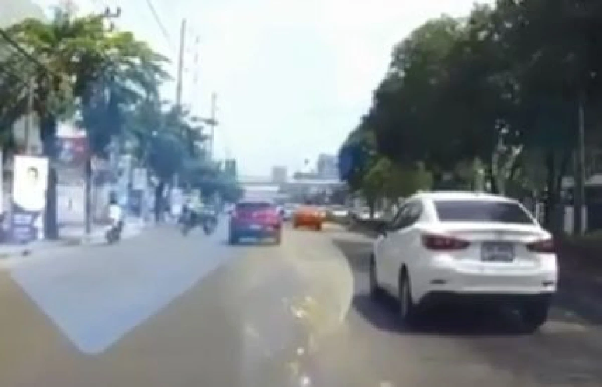 สายยกอีกแล้ว! หนุ่มโชว์ยกล้อชนกับมอเตอร์ไซค์ส่งแก๊สหวิดระเบิด