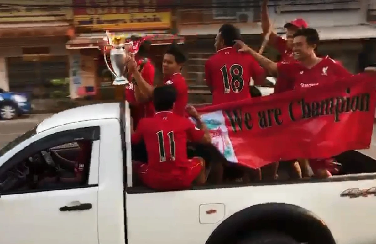 "สุดมั่น" พลพรรคหงส์แดงแห่ถ้วยฉลองแชมป์ลีก