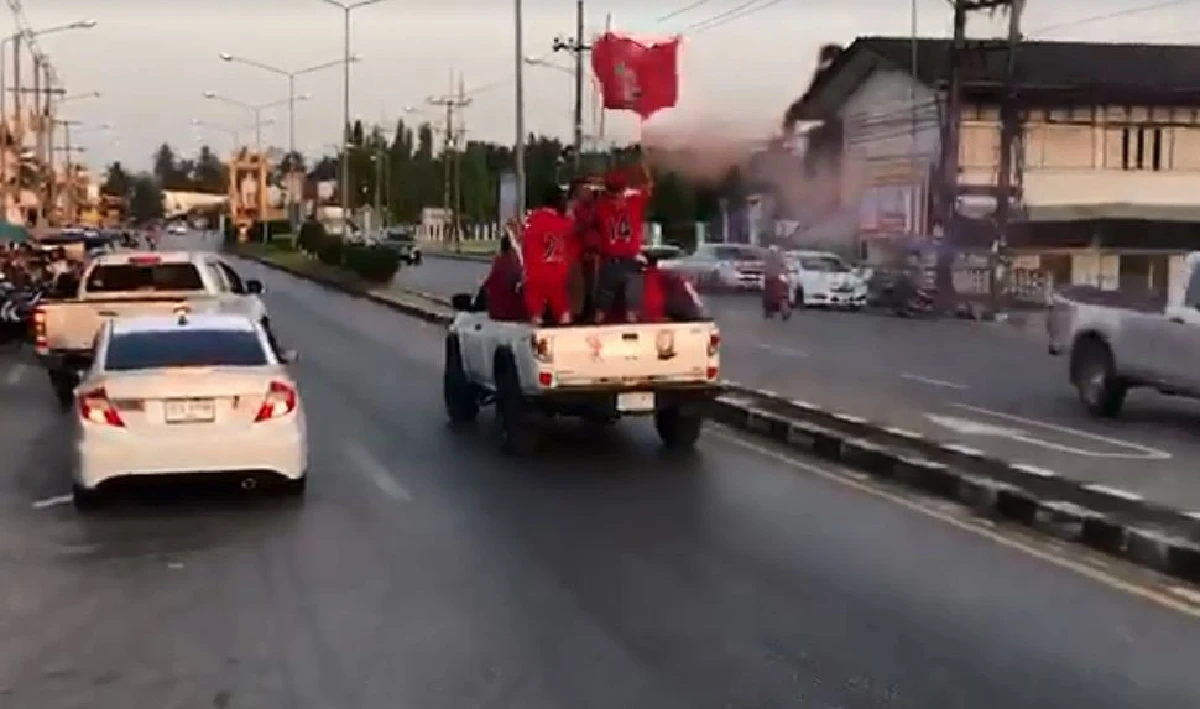 "สุดมั่น" พลพรรคหงส์แดงแห่ถ้วยฉลองแชมป์ลีก