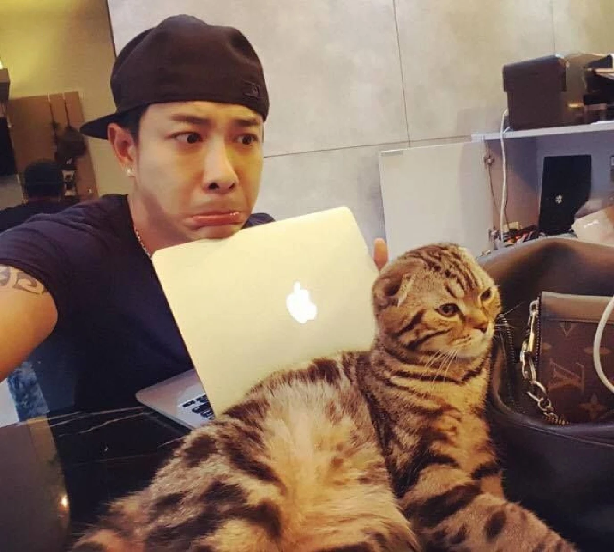 5 หนุ่มหล่อคนบันเทิงทาสแมว ที่คลั่งในเจ้าเหมียวอย่างมาก