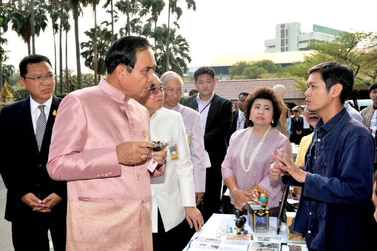 "บิ๊กตู่" เล่นมุขคุยกับตุ๊กตา-ส่งซิกจะดีเบตหรือไม่