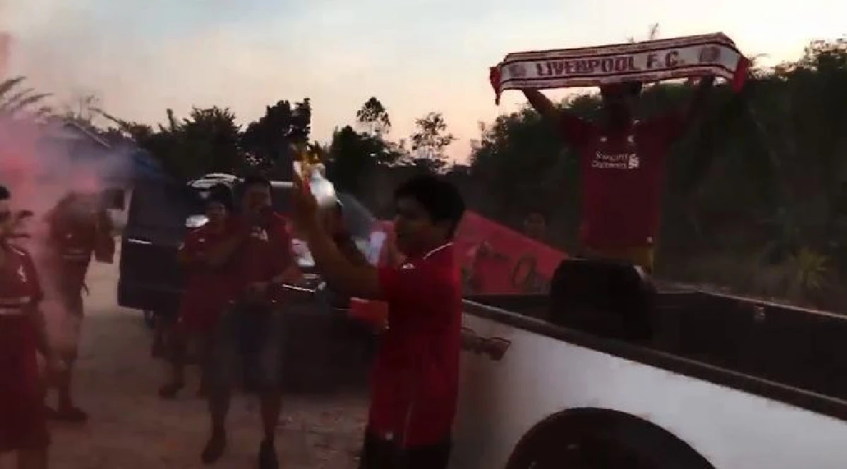 "สุดมั่น" พลพรรคหงส์แดงแห่ถ้วยฉลองแชมป์ลีก