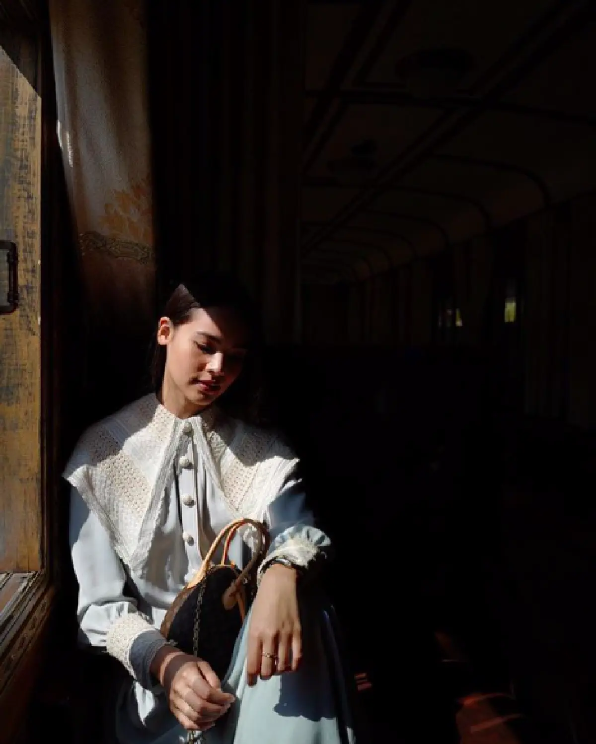 ชุดชาติไหนก็เอาอยู่! "ญาญ่า อุรัสยา” แต่งชุดอ๋าวหย่ายเที่ยวเวียดนาม เรียบๆ แต่ดูดี