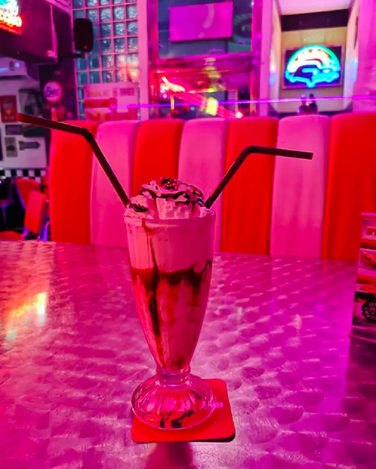 “ไอซ์ ปรีชญา” โพสต์ภาพคู่ "ไฮโซอาร์ต” แนบชิบหวานๆ ทานมิลค์เชคถ้วยเดียวกัน