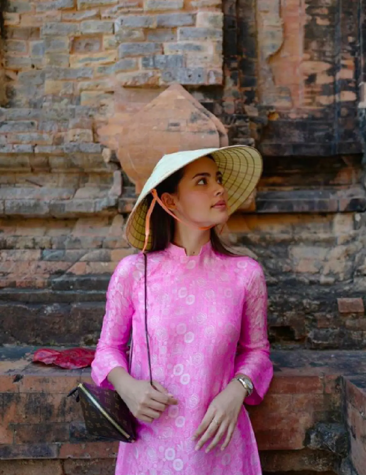 ชุดชาติไหนก็เอาอยู่! "ญาญ่า อุรัสยา” แต่งชุดอ๋าวหย่ายเที่ยวเวียดนาม เรียบๆ แต่ดูดี