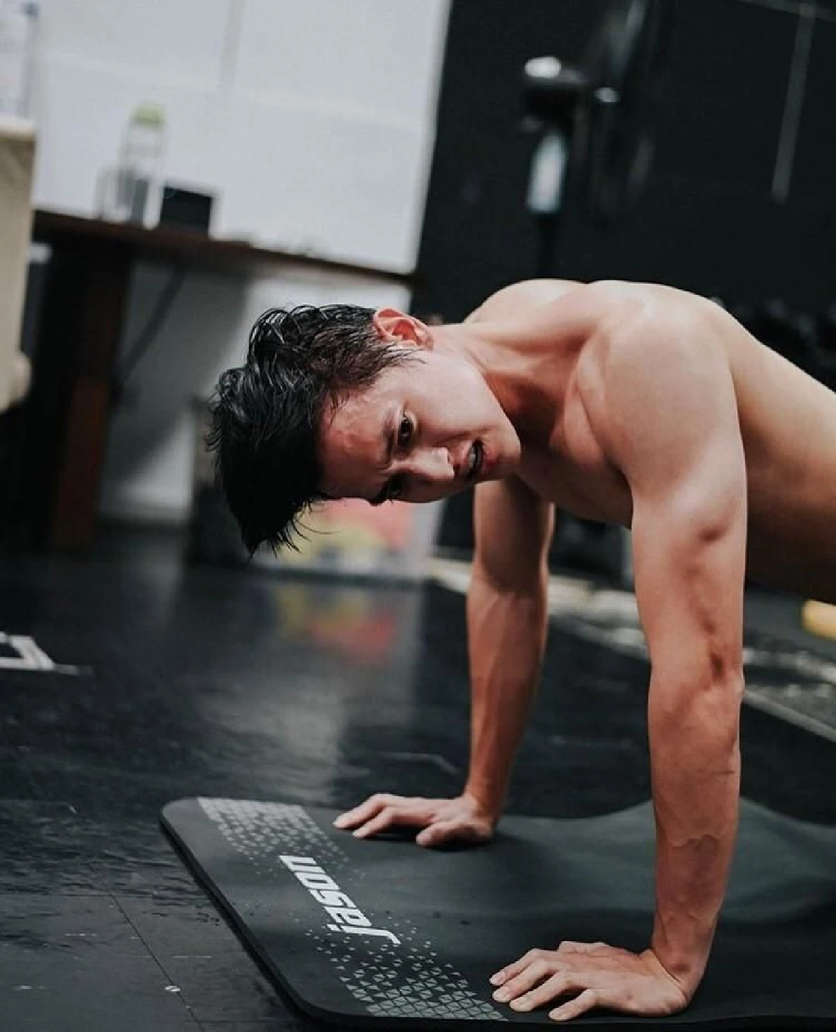 เต็มสองตา! เจมส์ จิรายุ แซ่บซ่อนรูป..ถอดเสื้ออวดหุ่นล่ำกล้ามแน่นมาก