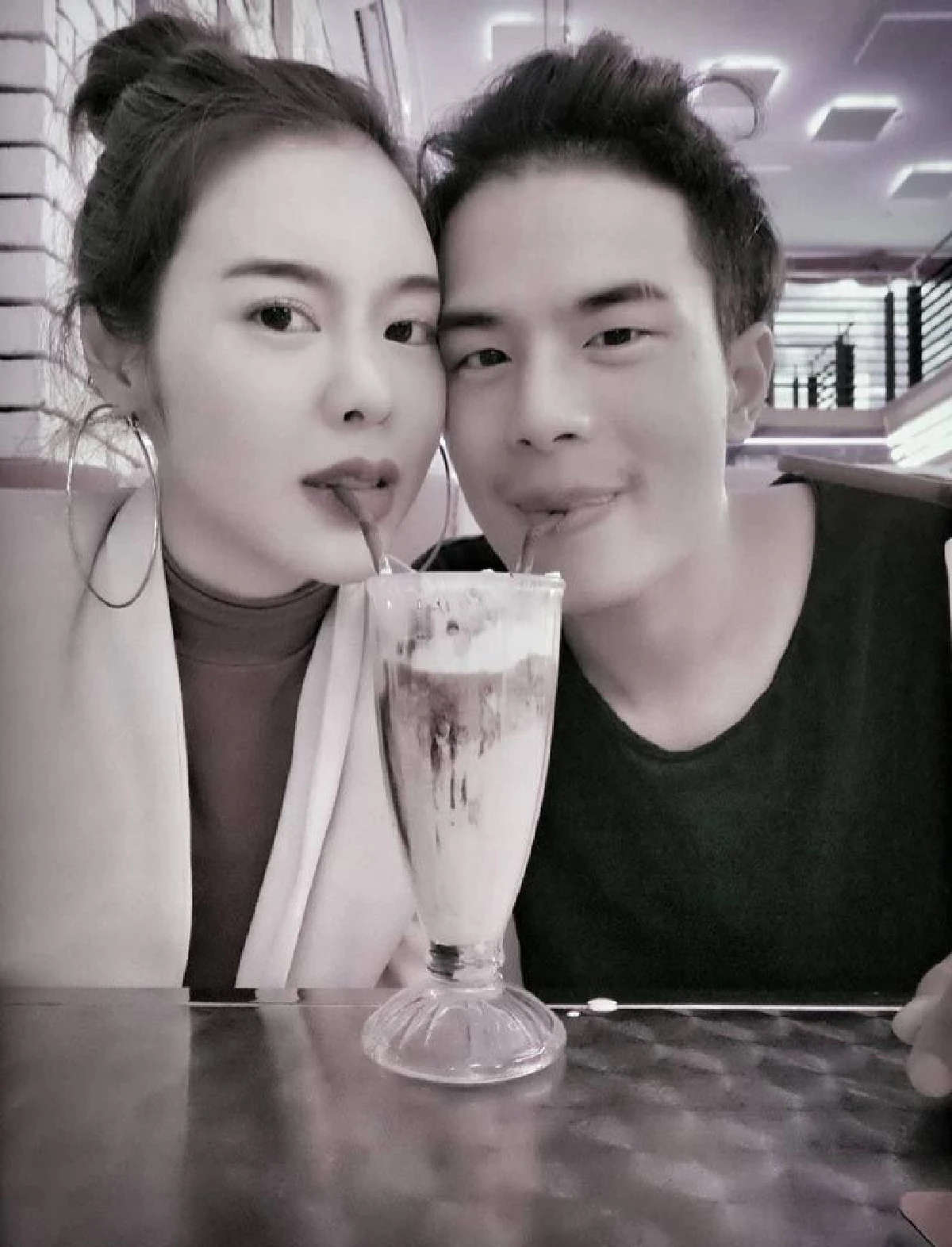 “ไอซ์ ปรีชญา” โพสต์ภาพคู่ "ไฮโซอาร์ต” แนบชิบหวานๆ ทานมิลค์เชคถ้วยเดียวกัน