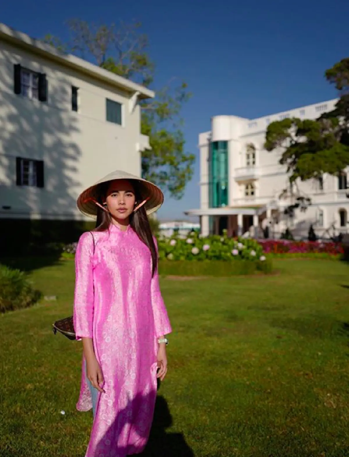 ชุดชาติไหนก็เอาอยู่! "ญาญ่า อุรัสยา” แต่งชุดอ๋าวหย่ายเที่ยวเวียดนาม เรียบๆ แต่ดูดี