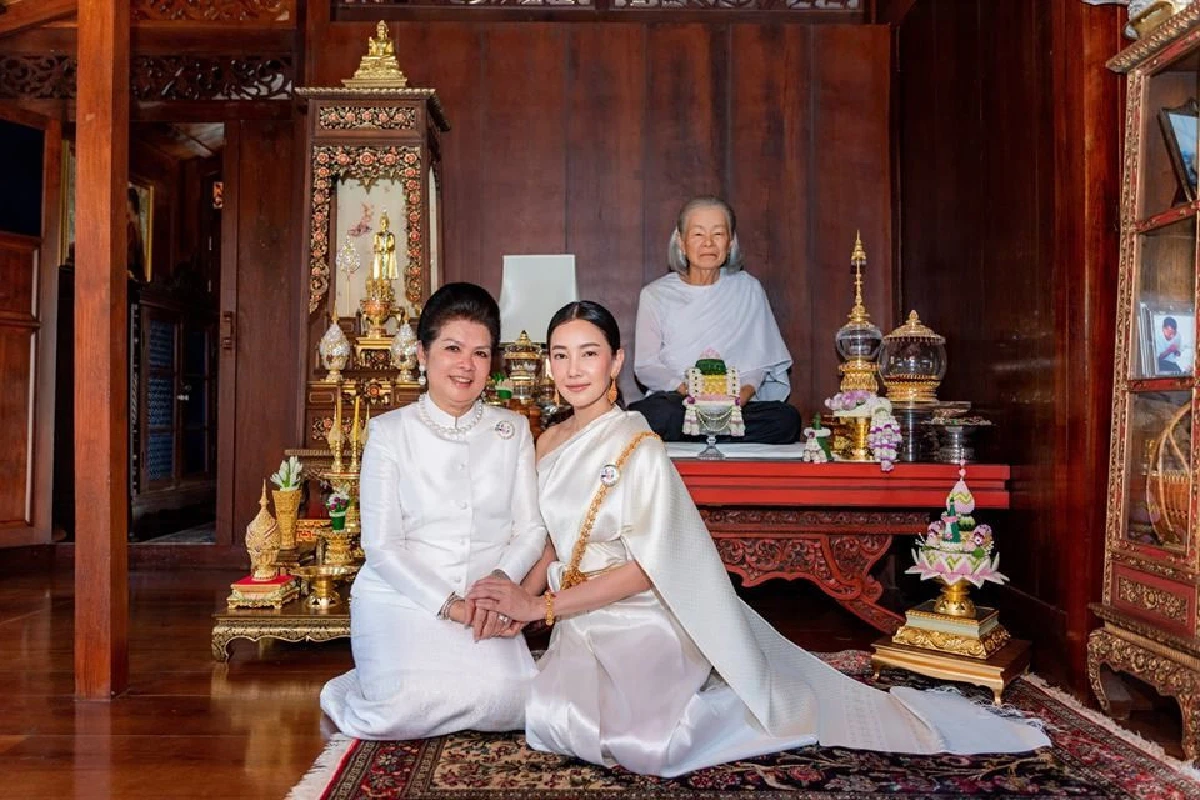 “นุ่น” จูงมือคุณแม่สามี "คุณแม่อรุณี ภิรมย์ภักดี” ใส่ชุดไทยย้อนยุคคาดสไบมาทำบุญ