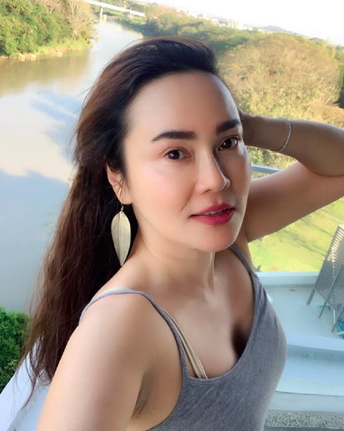 "ใหม่ เจริญปุระ” วัย 50 ที่ยังคงความเซ็กซี่และแซ่บ สมฉายาดาวค้างฟ้าที่ไม่มีตก