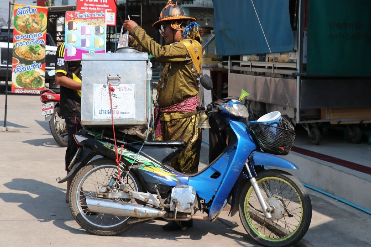 ชีวิตต้องมี"กิมมิก"หนุ่มแต่งชุดโบราณขายไอติมรายได้พุ่งเท่าตัว