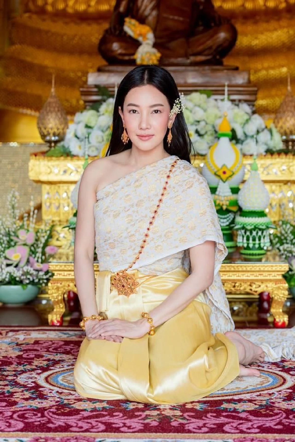 “นุ่น” จูงมือคุณแม่สามี "คุณแม่อรุณี ภิรมย์ภักดี” ใส่ชุดไทยย้อนยุคคาดสไบมาทำบุญ