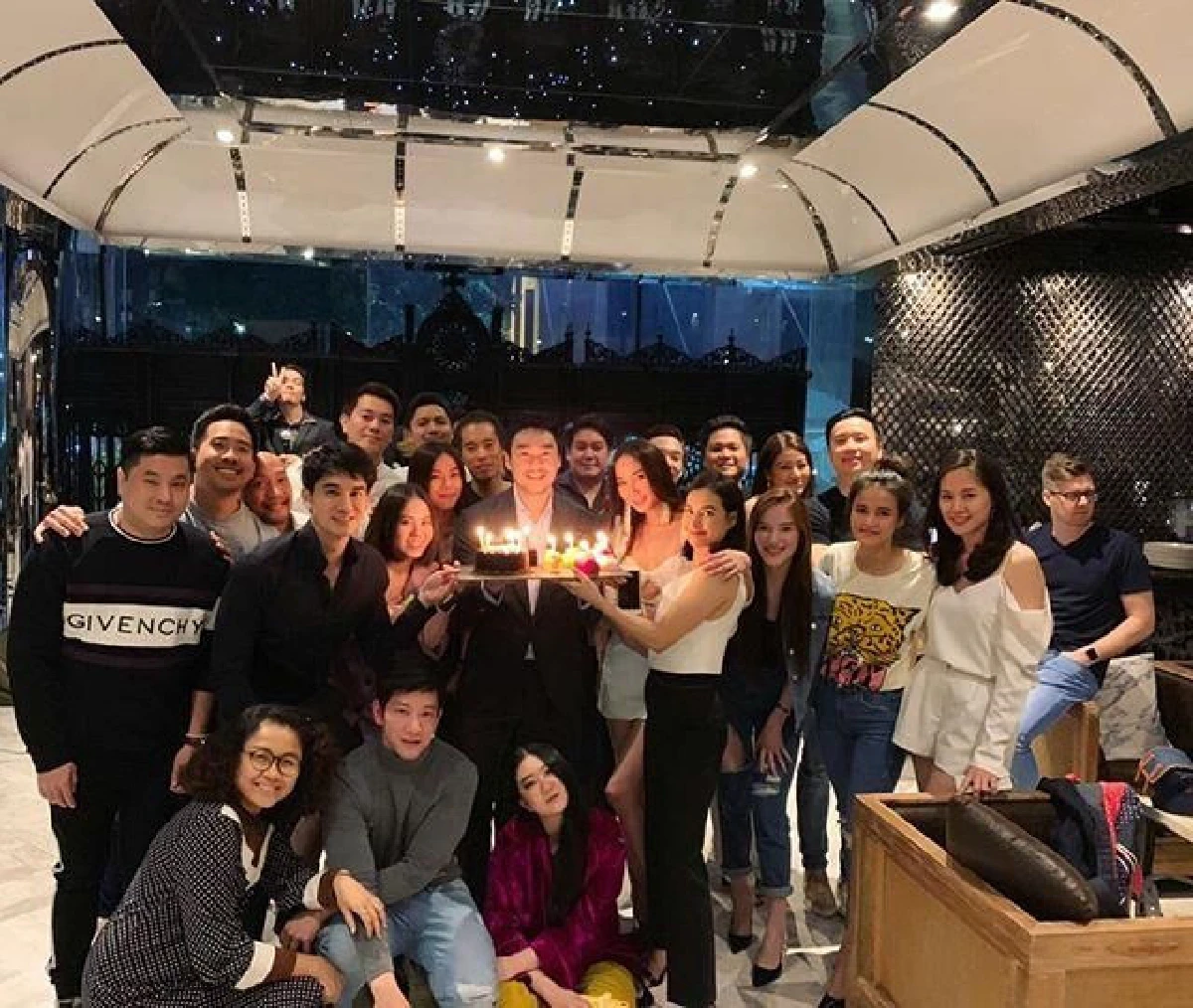 ไฮโซพก จับไมค์ร้องเพลงเพราะๆให้ อั้ม หลังยกเค้กมาเซอร์ไพรส์วันเกิด (คลิป)