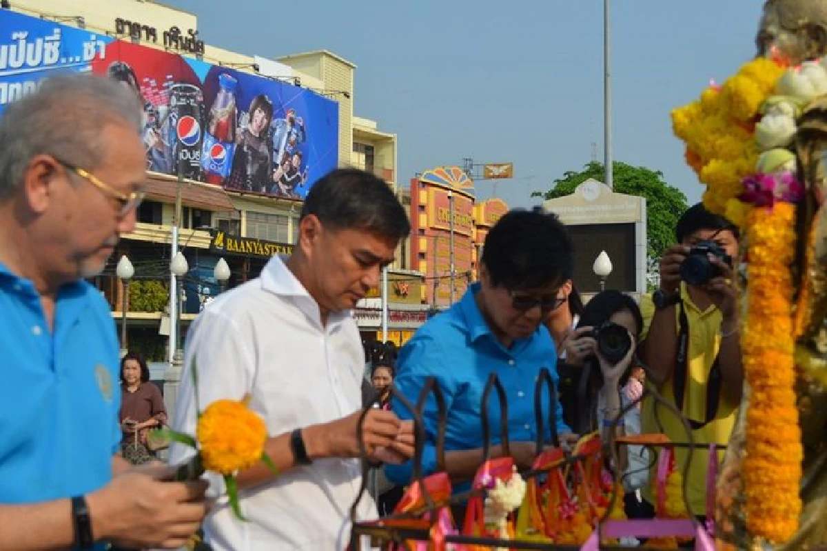 "มาร์ค"หาเสียงโคราช ชี้"บิ๊กตู่"หาเสียงได้เป็นเรื่องดี