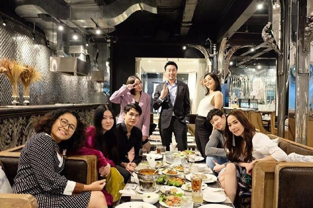 ไฮโซพก จับไมค์ร้องเพลงเพราะๆให้ อั้ม หลังยกเค้กมาเซอร์ไพรส์วันเกิด (คลิป)