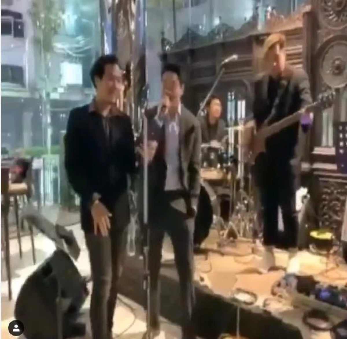 ไฮโซพก จับไมค์ร้องเพลงเพราะๆให้ อั้ม หลังยกเค้กมาเซอร์ไพรส์วันเกิด (คลิป)