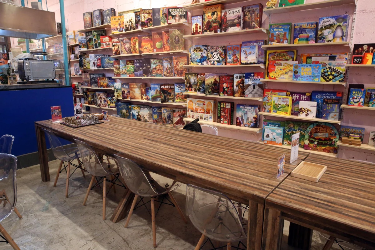 เรด ฟ็อกซ์ เบรกฟาสต์ แอนด์ กีก บาร์ ชิลเอาต์ได้ 24 ชั่วโมง