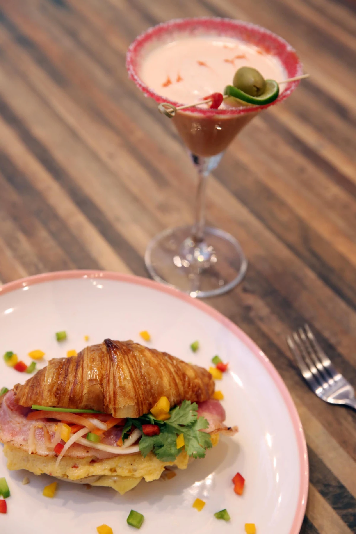 เรด ฟ็อกซ์ เบรกฟาสต์ แอนด์ กีก บาร์ ชิลเอาต์ได้ 24 ชั่วโมง